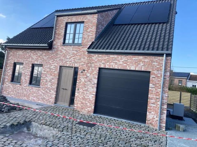 Nieuwbouwwoning voorzien van warmtepomp en vloerverwarming (zowel boven als beneden). &lt;br /&gt;
Energiepeil klasse A&lt;br /&gt;
Mooie uitgeruste keuken met va